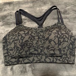Under armor size medium sports bra